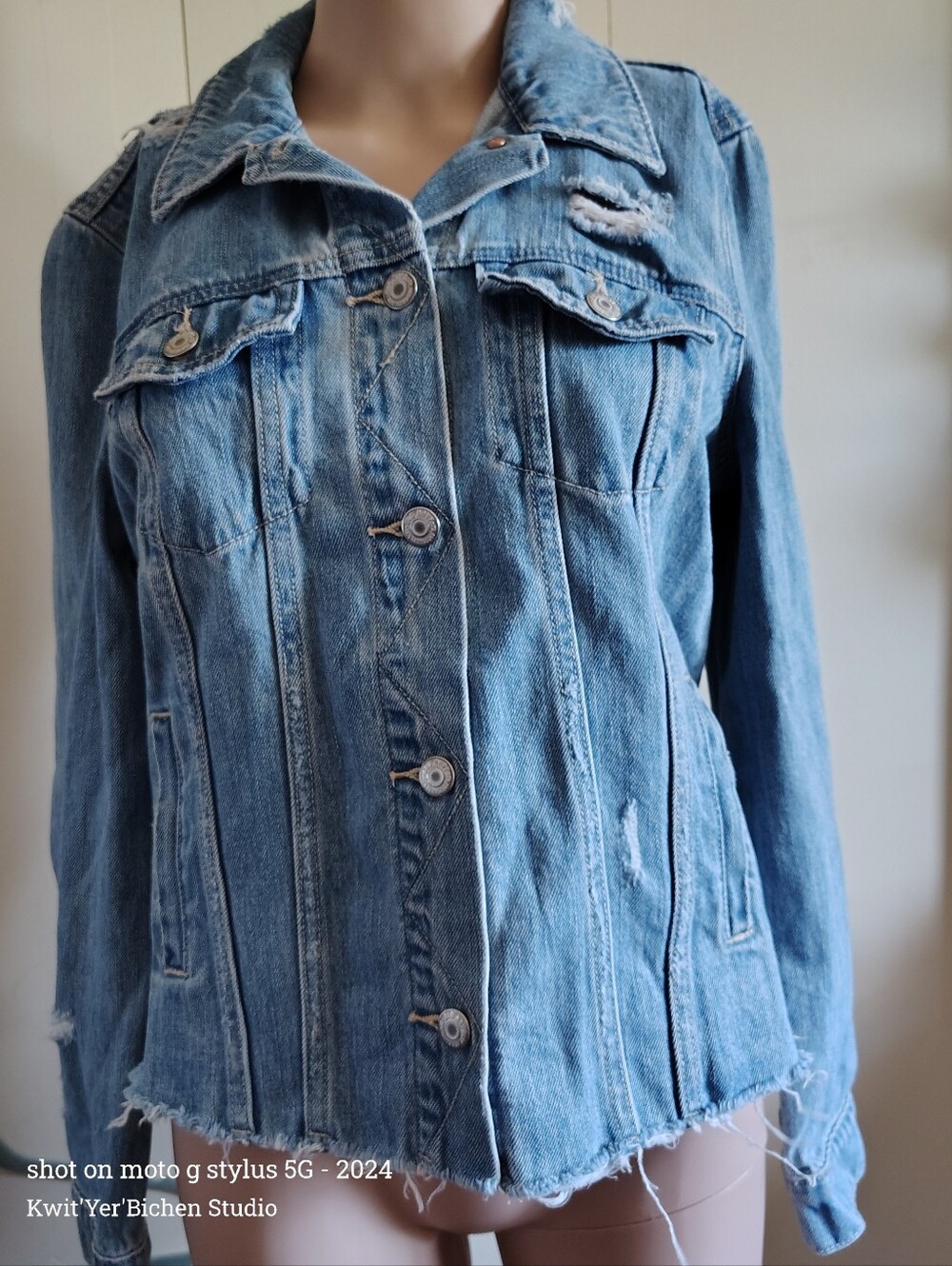Old Navy distressed denim jacket sz 4